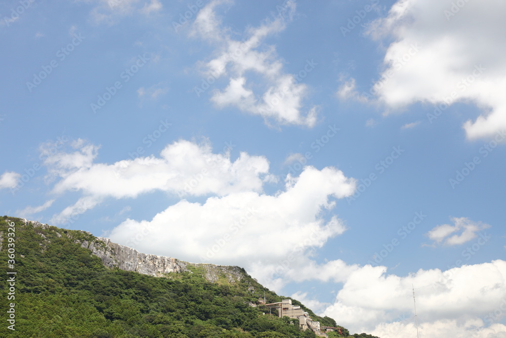石灰岩の山と青空