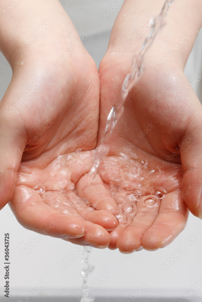Fototapeta premium 手を洗う女性の手