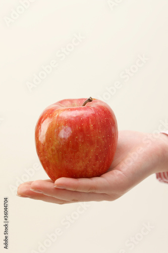 手とリンゴ