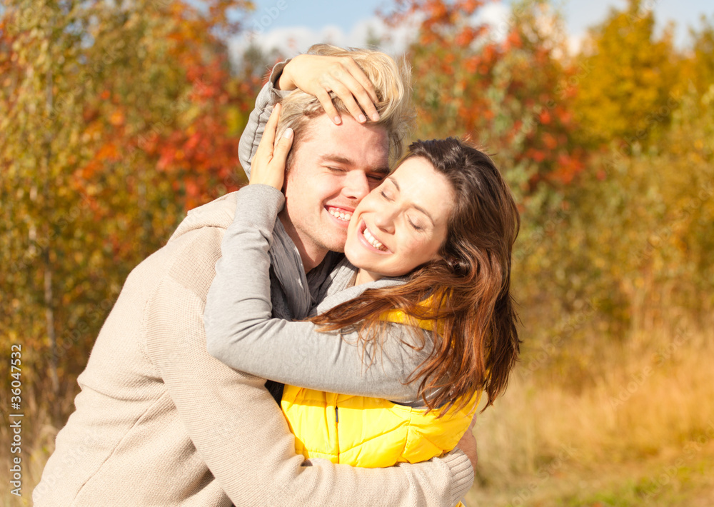 Fototapeta premium verliebt im wald herbst
