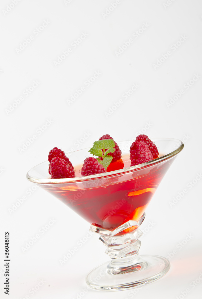 Fruchtgelee in den Glasschüsseln mit frischen Himbeeren Fruchtgelee in den Glasschüsseln mit frischen Himbeeren