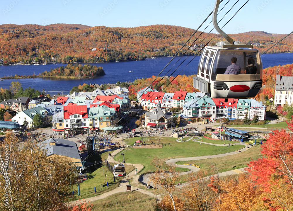 Obraz premium Jezioro i wioska Mont Tremblant jesienią, Quebec, Kanada
