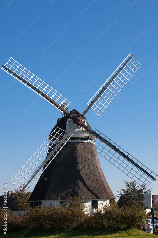 Historische Wrixumer Windmühle auf Föhr