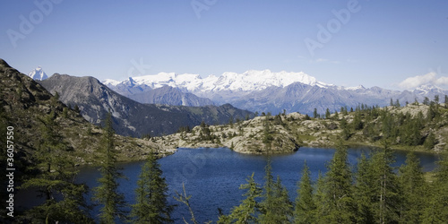 lago alpino con sullo sfondo cervino e monte rosa © chiakto