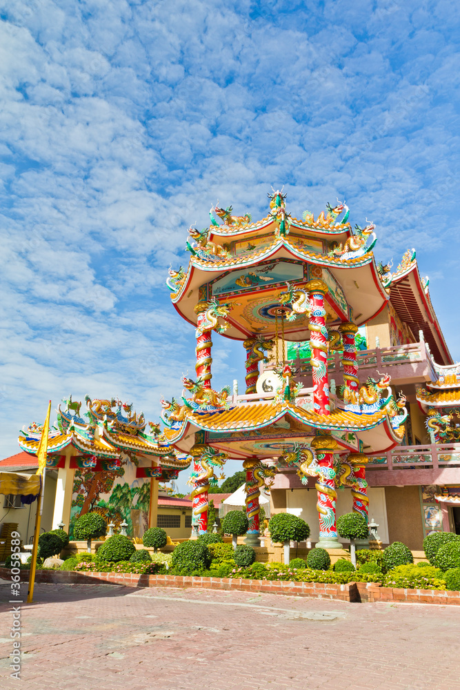 Obraz premium Chinese Shrine, a beautiful Chinese temple, and a dragon statue.