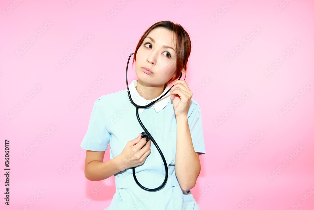 聴診器をあてる看護士