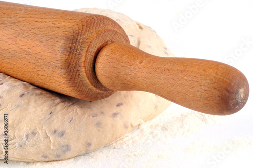 Pâte à pain et rouleau
