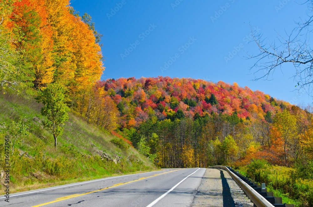 Obraz premium Scenic Fall drive on Route 6 in Pennsylvania
