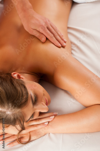 Frau erhält eine Wellness Massage