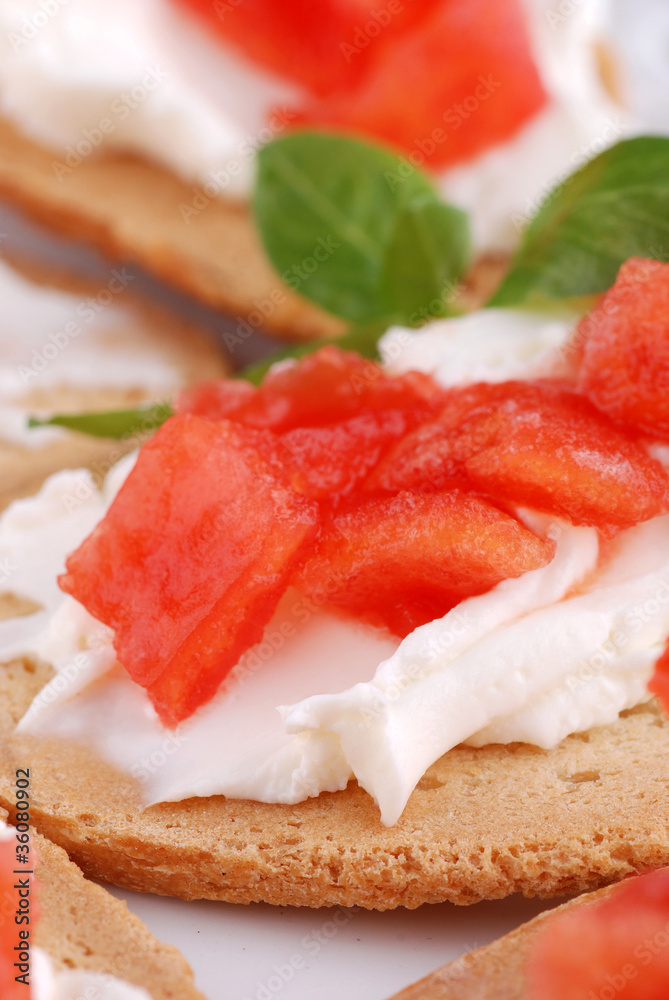 crostini con formaggio e pomodoro - cinque crostini con formaggio e pomodoro - cinque