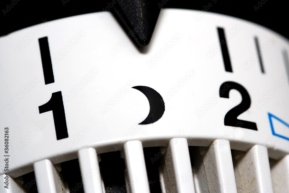 Obraz premium Heizungzthermostat auf Mond