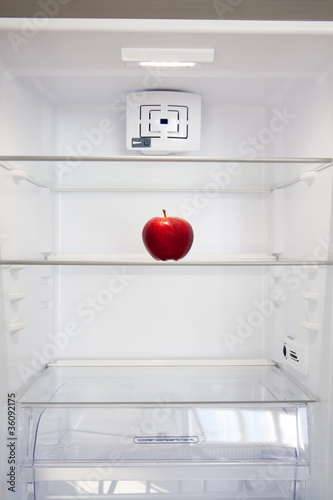 frigo vuoto con mela rossa photo