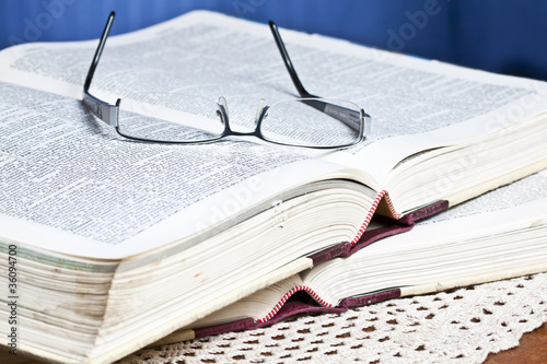 Bilde på lerret Glasses on books