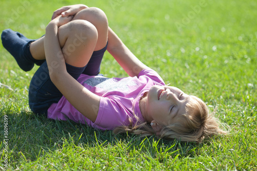 bambina che fa esercizi nel parco © elisabetta figus