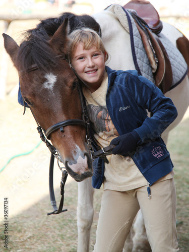 bambina abbraccia cavallo