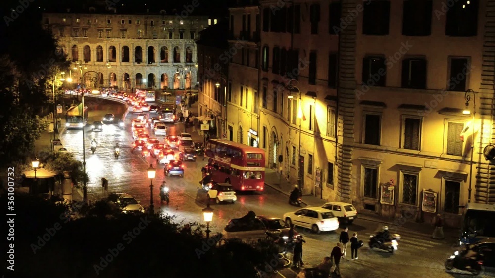 Traffico serale, Via del Teatro di Marcello, Roma