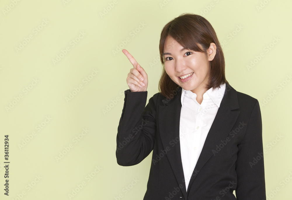 案内する女性 案内する女性
