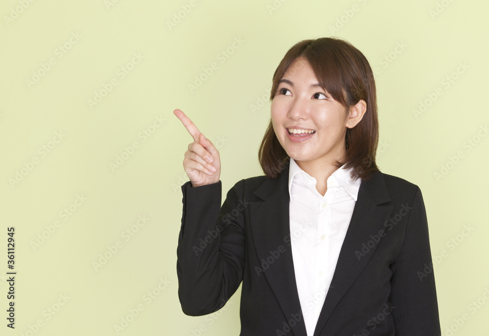 案内する女性 案内する女性
