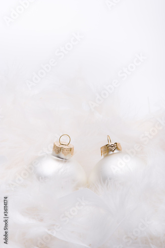 Weiße Weihnachtskugeln