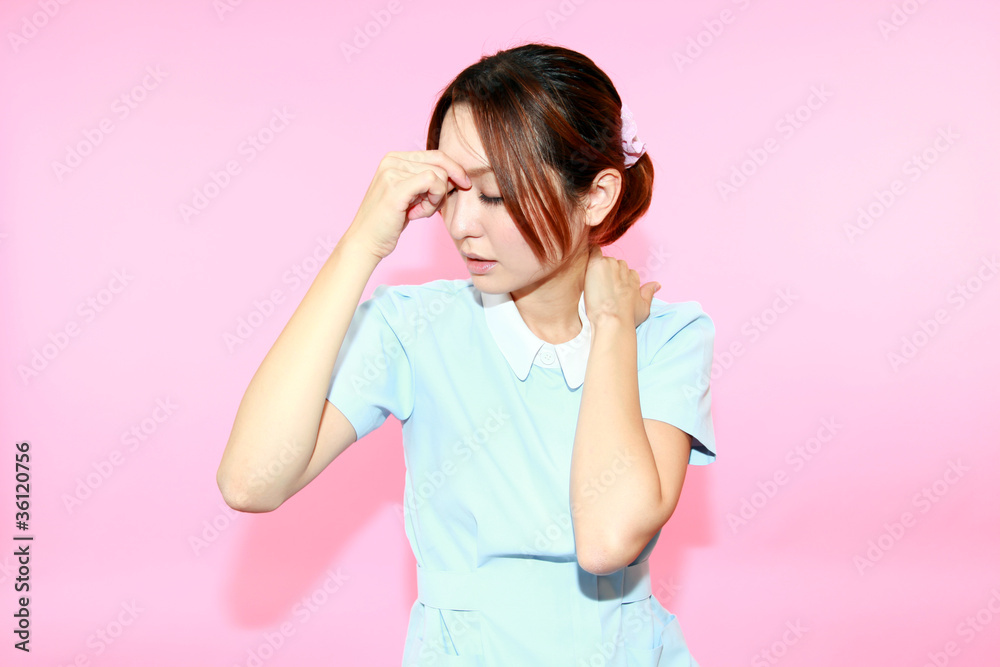 頭痛と肩こりに悩む看護師 頭痛と肩こりに悩む看護師