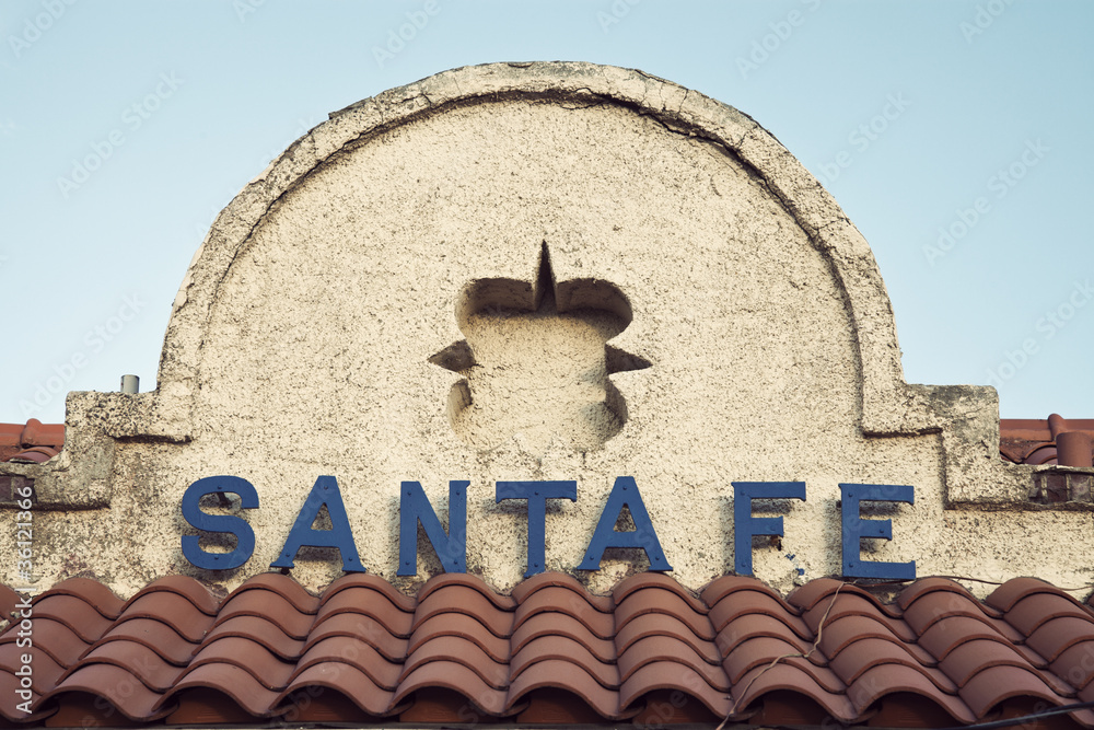 Naklejka premium Znak Santa Fe widoczny na budynku