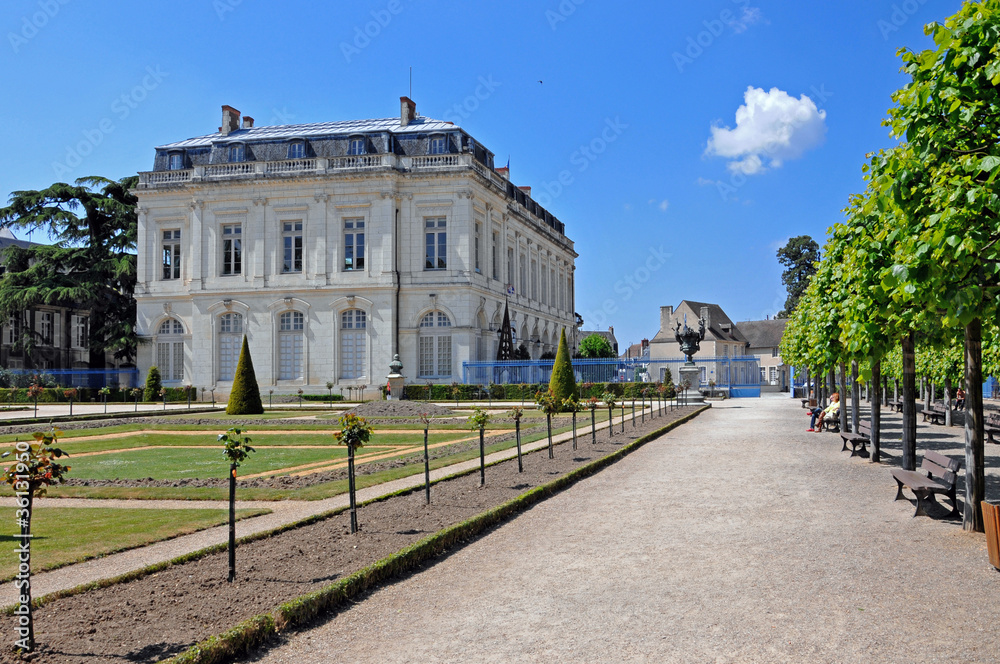 Naklejka premium vue sur le parc Cathédrale Saint-Étienne - Bourges