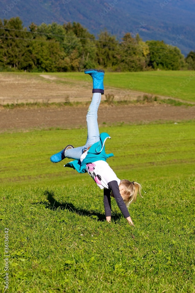 Mädchen turnt auf Herbstwiese Mädchen turnt auf Herbstwiese