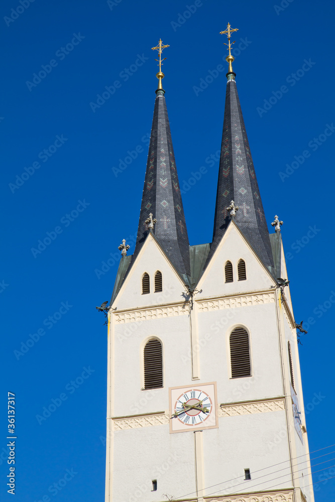 Kirchturm mit blauem Himmel in Bayern
