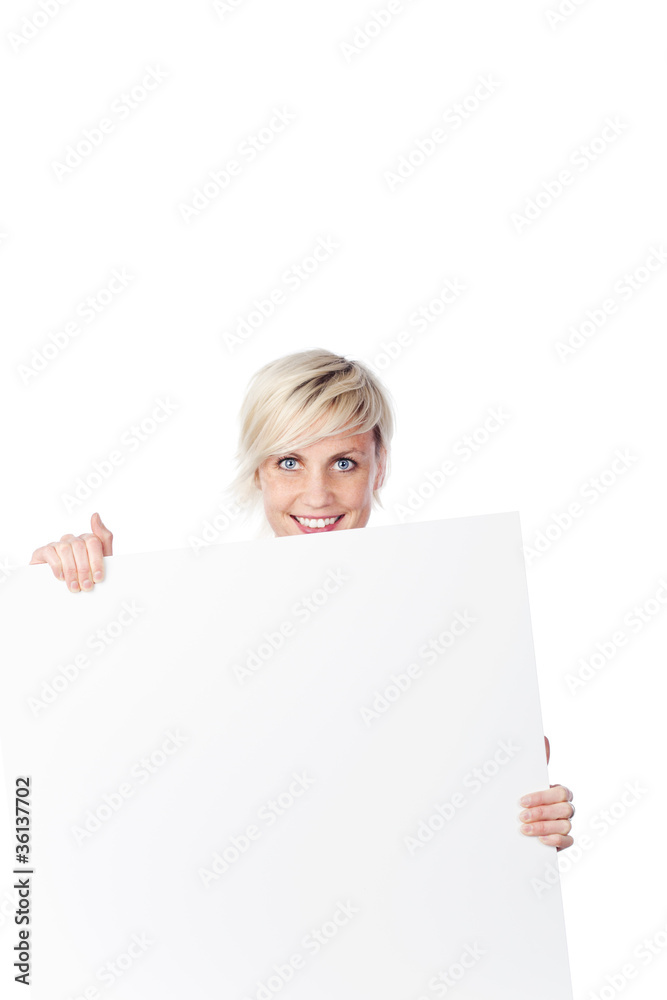 blonde frau zeigt weißes plakat blonde frau zeigt weißes plakat