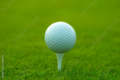 Golf ball and tee shallow dof