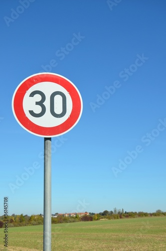 Straßenschild ''30''