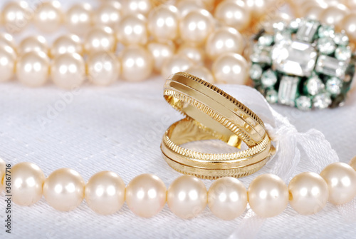 gold wedding bands with pearls