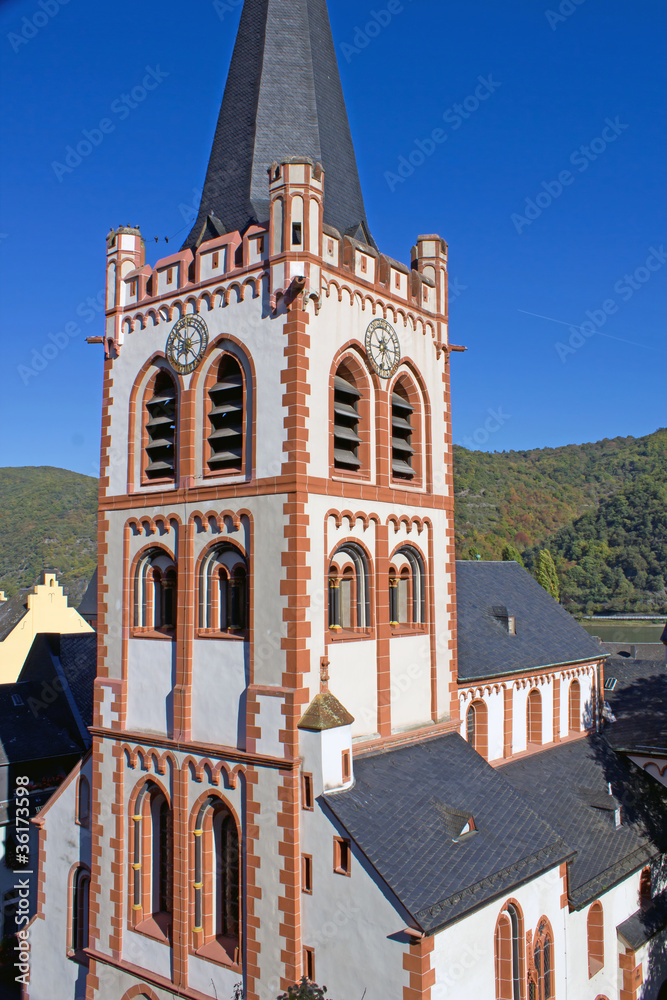 Obraz premium Romanische Pfarrkirche St. Peter in Bacharach am Rhein