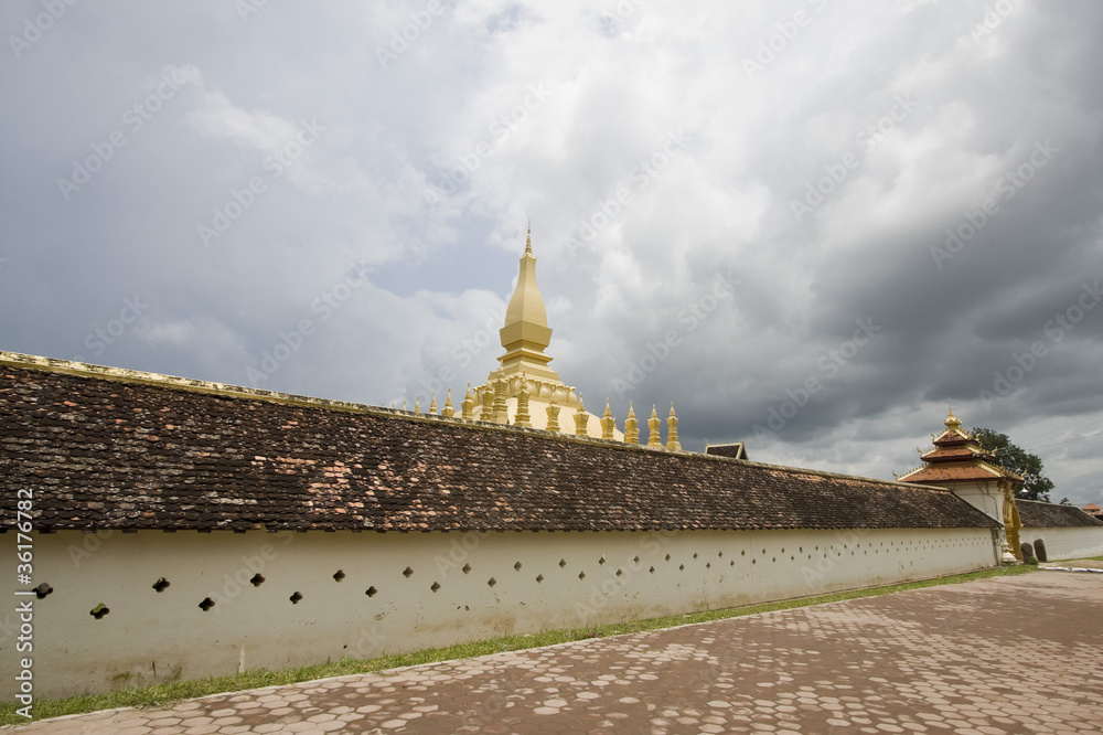 muro all'esterno del tempio dorato in laos