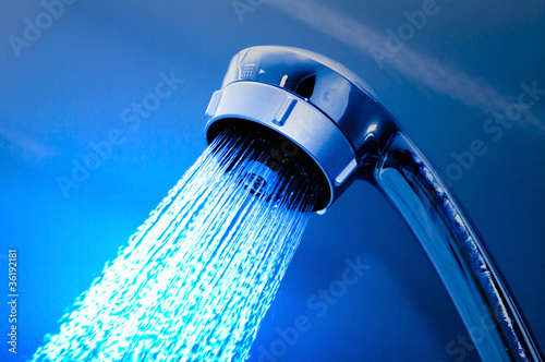 お湯を勢いよく出すシャワーヘッド