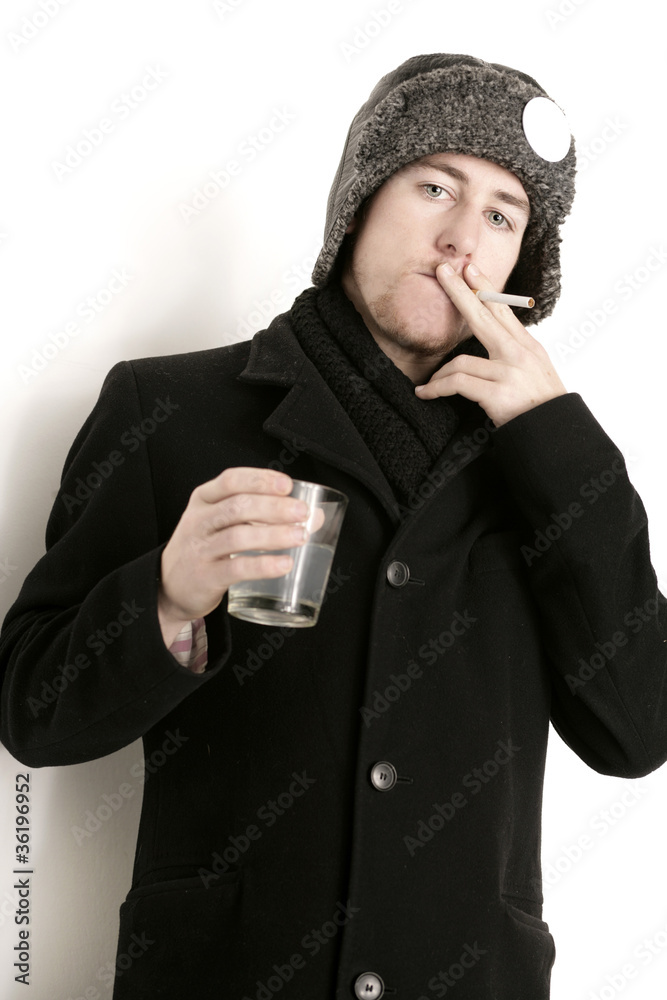 stehender Raucher mit Glas stehender Raucher mit Glas