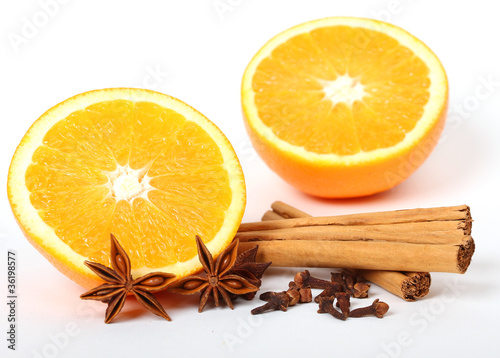 Orangen / Zimtstangen / Sternanis / Nelken