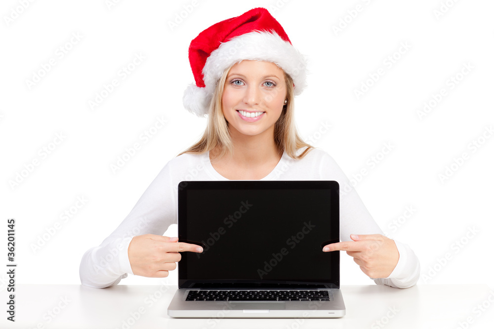 frau mit weihnachtsmütze zeigt auf netbook frau mit weihnachtsmütze zeigt auf netbook