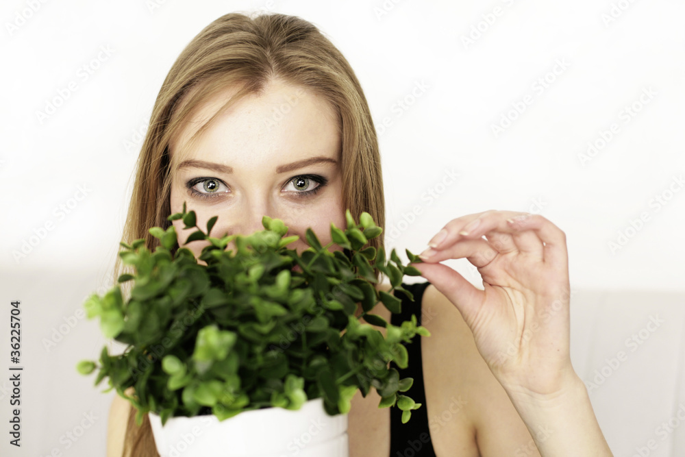 Mädchen mit Pflanze Mädchen mit Pflanze