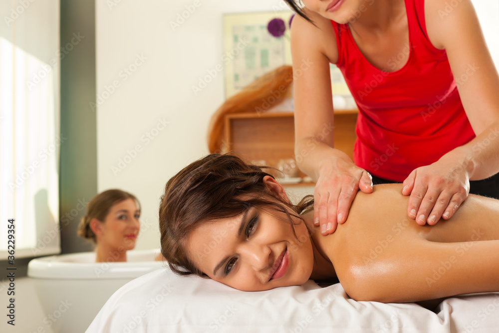 Frau erhält eine Wellness Massage Frau erhält eine Wellness Massage