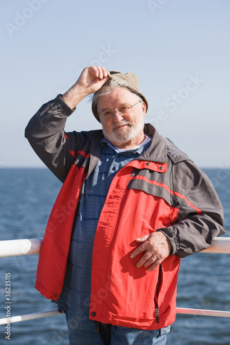 Senior auf Schiffsreise