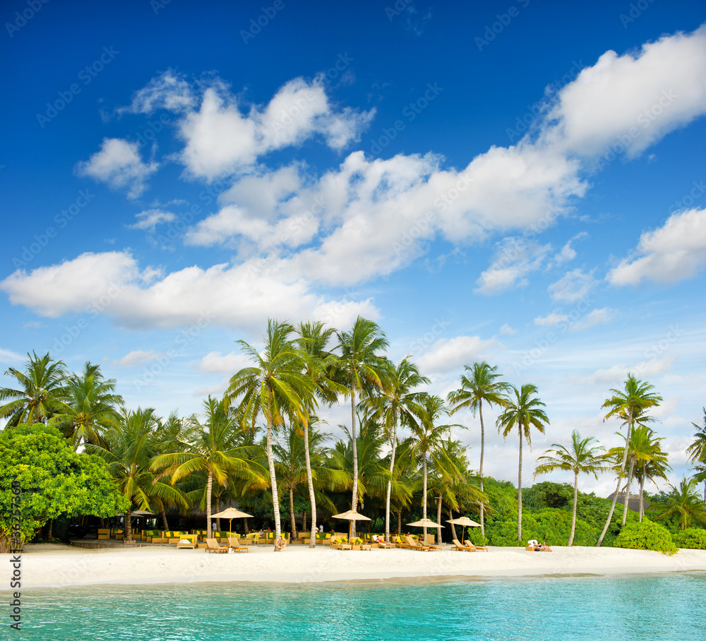 Obraz premium tropical island beach with perfect blue sky