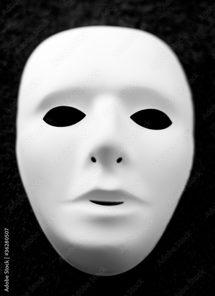 masque blanc sur fond noir