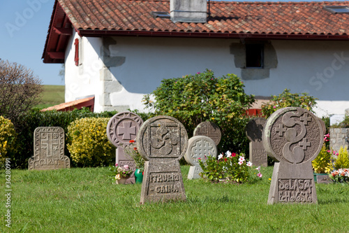 Cementerio en Ainhoa, Pirenees atlantiques, Francia photo