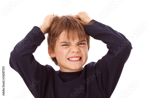 Kind, Junge rauft sich die Haare - Wut, Zorn, Ärger