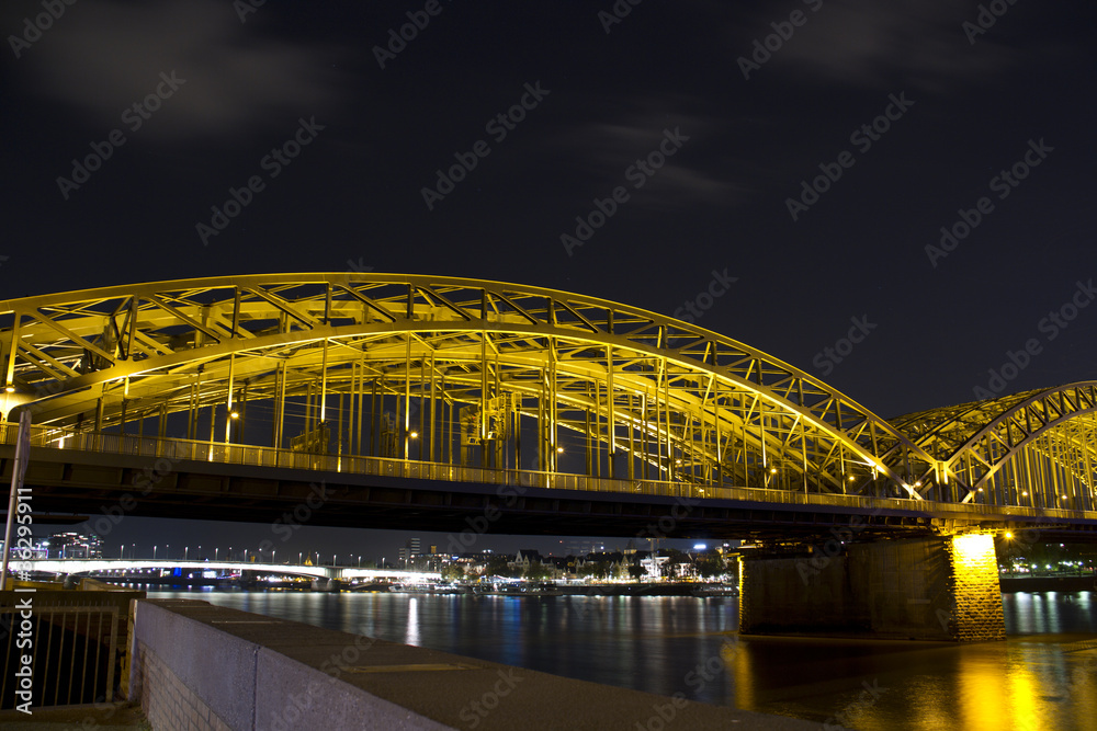 Obraz premium Hohenzollernbrücke in Köln bei Nacht