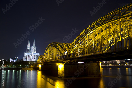 Hohenzollernbrücke in Köln bei Nacht