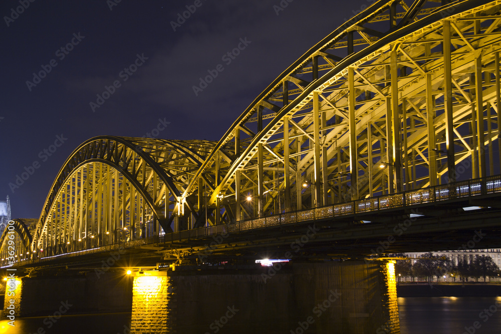 Obraz premium Hohenzollernbrücke in Köln bei Nacht