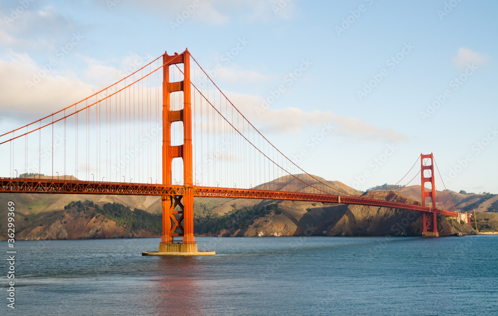 Naklejka premium Golden Gate Bridge in San Francisco right after sunrise