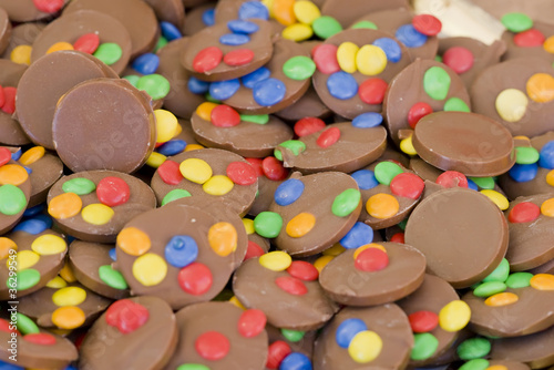 Cioccolatini ricoperti con gocce di zucchero colorato